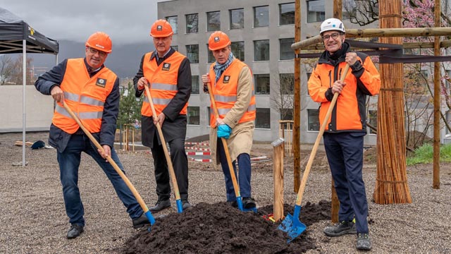 Baumpflanzung (v.l.n.r): Markus Dieth (Regierungsrat), Peter Suter (VRP KSA), Jean-Pierre Gallati (Landstatthalter), Sergio Baumann (KSA Leiter Departement Betrieb). Foto: zVg