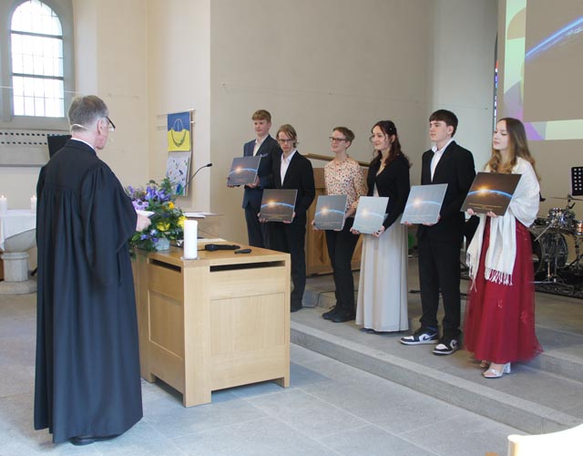 Rheinfelder Konfirmandinnen und Konfirmanden mit Pfr. Leszek Ruszkowski. Foto: zVg