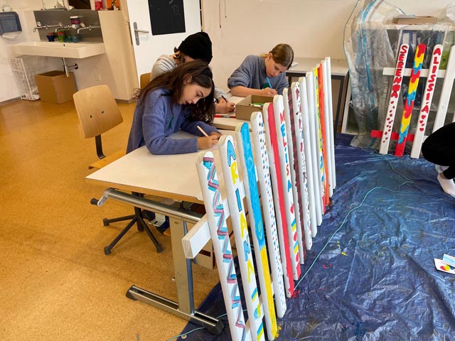 In der Projektwoche der Primarschule Laufenburg entstand ein farbenfroher Zaun. Foto: zVg