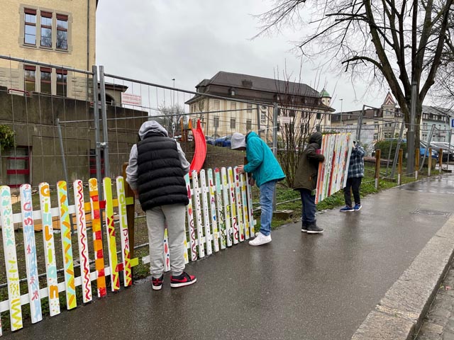 Schüler helfen bei der Montage des Zauns. Foto: zVg
