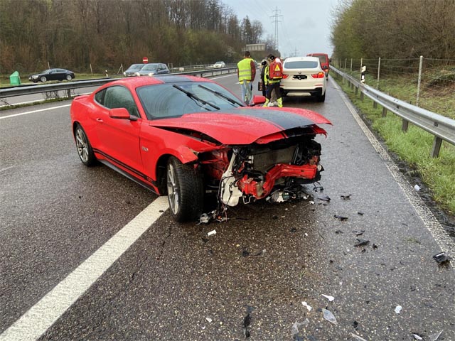 Der Ford Mustang erlitt Totalschaden. Foto: Polizei AG