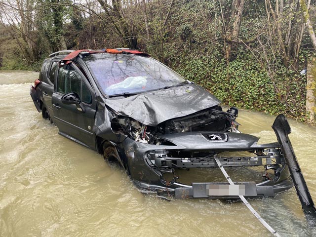 Die Fahrt endete im Bachbett. Foto: Polizei AG