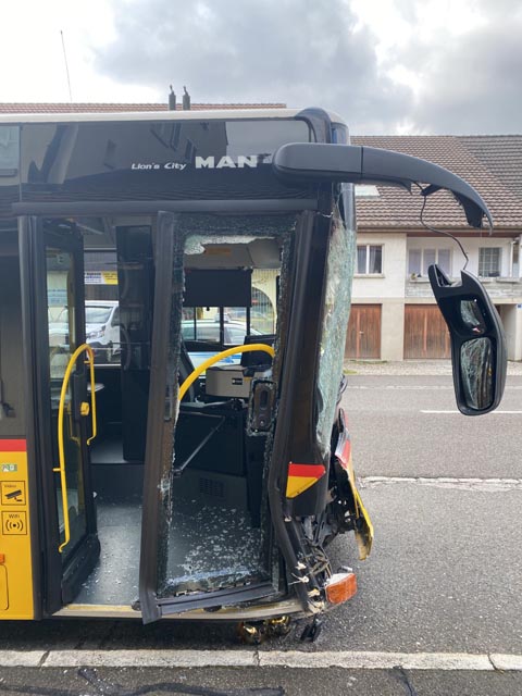 Der Sachschaden am Linienbus ist beträchtlich. Foto: Polizei AG