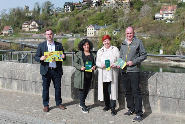  Ulrich Krieger, Bürgermeister Laufenburg DE, Elisabeth D’Souza und Andrea Baumann von der Tourist-Info Laufenburg DE und CH sowie Herbert Weiss, Gemeindeammann Laufenburg CH (von links), präsentierten auf der Laufenbrücke die Details zur Eröffnung der Laufenburger Acht. Foto: Sonja Fasler