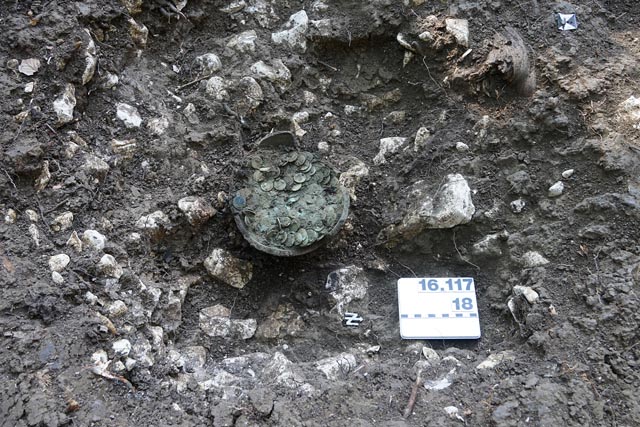Der Keramiktopf mit den Münzen nach der fachgerechten Freilegung durch Mitarbeitende der Archäologie Baselland. Foto: Archäologie Baselland. 