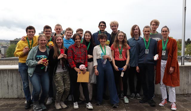 Hinten v.l.n.r.: Davide Petraglio, Silvan Mayer, Finn Mühlbauer, Kai Flavio Bertschi, Anton Weiss, Katya Georgieva, Dominik Rožman, Timon Juillard, Seraphim Joliat, Lukas Münzel. Vorne v.l.n.r.: Livia Fischer, Niki Käslin, Nika Zivkovic, Zora Althaus, Mathilde Rolle, Nathan Böhler, Carla Reuter (Alle Bilder: Till Epprecht, Biologie-Olympiade). Foto: zVg