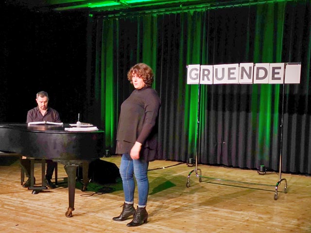 Patti Basler und Philippe Kuhn erwarteten das Publikum zum «Nachsitzen». Foto: zVg