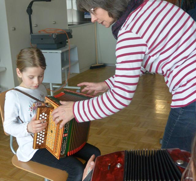 Instrumente können unter fachlicher Anleitung ausprobiert werden. Foto: zVg  