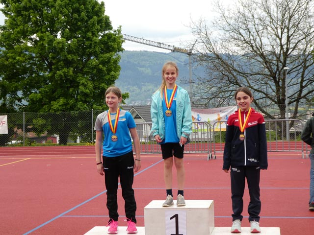 Lanea Ernst (Mitte) gewann in der Klasse W11 vor Seraphina Epp (links). Foto: zVg