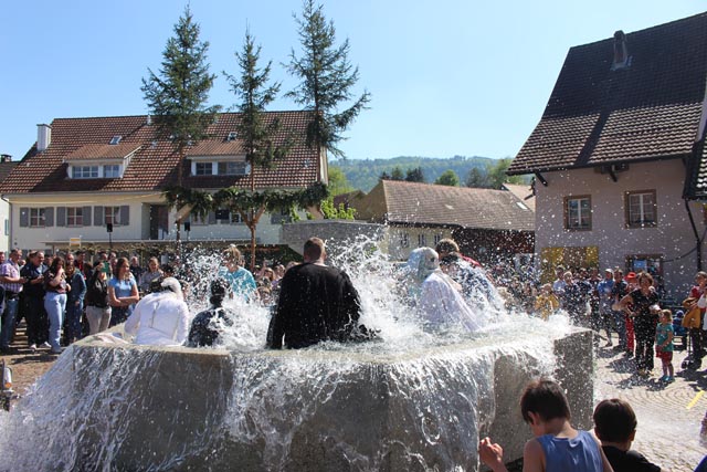 Bad im Dorfbrunnen. Foto: Nadja Näf
