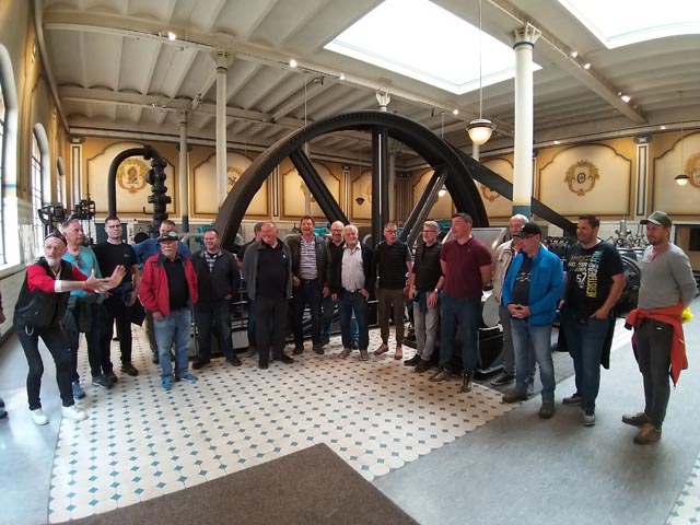 Bernd (ganz links) und die Männerriege Zeinigen im historischen Maschinenraum der Brauerei Feldschlösschen. Foto: zVg