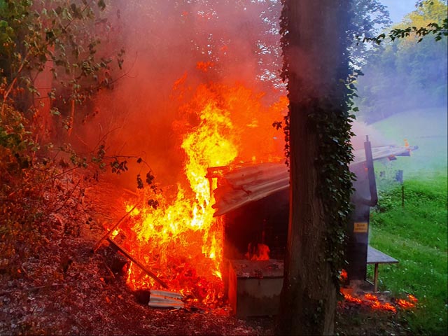 Holzstapel und Jagdhütte sind in Brand geraten. Foto: Polizei BL
