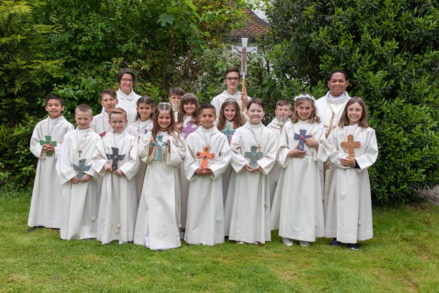 Luca Steiner, Noel Bachmann, Elia Reiniger, Janis Hofer, Jeanne Heutschi, Shania Brenne, Malea Patruno, Noah Williams, Mia Bondi, Barbara Biedermann, Sarina Binggeli, Andrin Zingg, Katechetin Jeannette Näf-Lenzin, Priester Stefanus Wolo Itu Foto: zVg