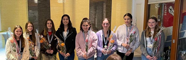 Die Mädels des U17-Teams erhielten ihre Medaillen für den Gewinn der Aargauer Meisterschaft. Foto: zVg