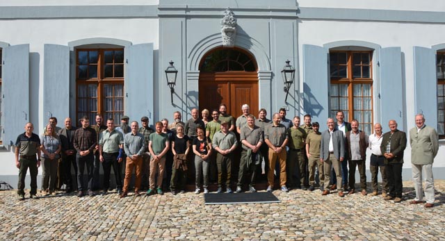Die Jungjägerinnen und Jungjäger zusammen mit der Jagdprüfungskommission und Regierungsrat Thomas Weber. Foto: zVg