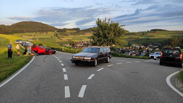 Auf der Verzweigung der Bennwilerstrasse Richtung Oberdorf bzw. Niederdorf ereignete sich heute Donnerstagmorgen kurz vor 6.30 Uhr, eine Kollision zwischen zwei Personenwagen. Foto: Polizei BL 