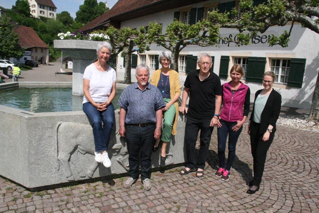 Freuen sich auf die Na-Ku, von links am Brunnen in Wölflinswil: Alice Bieli, Kurt Aerni, Andrea Böller, Hans Böller, Gabi Reimann und Karin Hinden. Foto: Peter Schütz