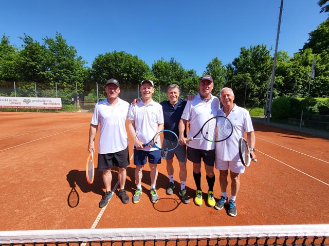 Strahlende Gesichter bei strahlendem Wetter beim Heimsieg der 55+ 3.-Liga-Mannschaft. Foto: zVg