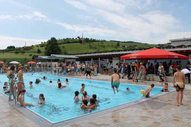 Das sanierte und neu gestaltete Schwimmbad fand grossen Anklang. Foto: Sonja Fasler  