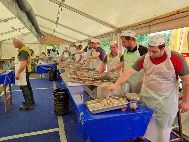 Die Fritteure bei der Arbeit. Foto: zVg