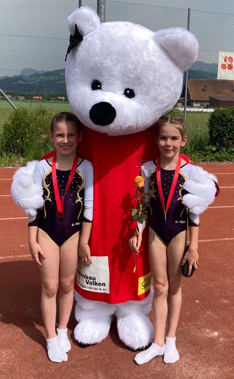 Enya Keller und Celestine Rios an den Berner Meisterschaften in Uetendorf. Foto: zVg 