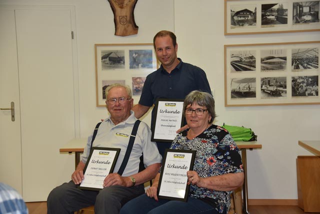Donat Müller, Rosi Hugentobler (sitzend) und Pascal Mathis wurden für ihre Vereinstreue geehrt. Foto: zVg