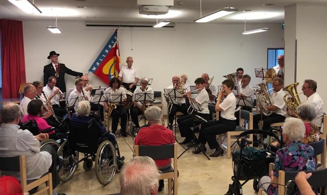 Die Musikgesellschaft Wallbach erfreute die Bewohner des Wohn- und Pflegezentrums Stadelbach in Möhlin mit ihren Klängen. Foto: zVg