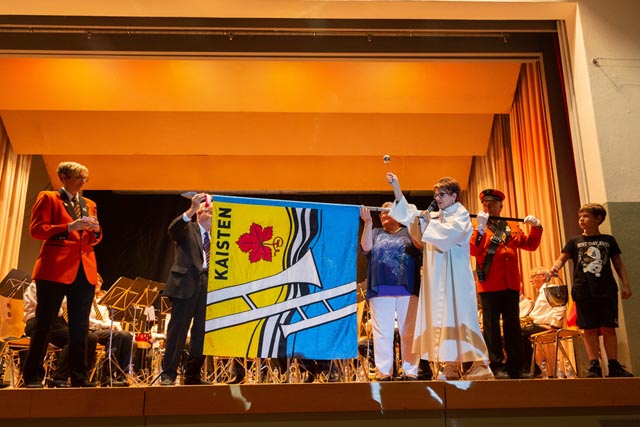 Die neue Fahne wird gesegnet. Foto: zVg