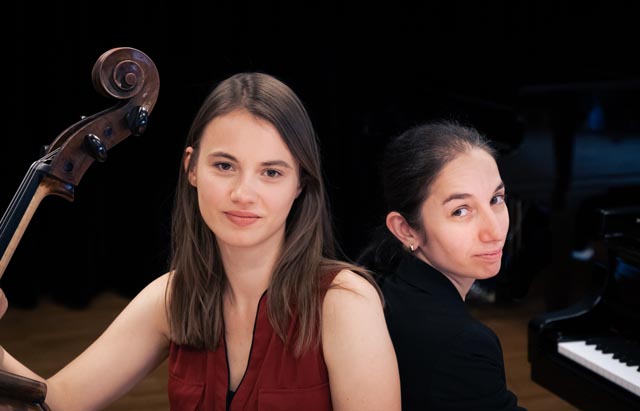 Die Rheinfelder Cellistin Aline Schnepp (links im Bild), die dieser Tage ihren Master of Performance mit Auszeichnung erlangt hat, spielt am Pfingstmontag zusammen mit Pianistin Tamara Chitadze noch einmal das Programm ihres Masterrezitals im Kirchgemeindehaus Kaiseraugst. Foto: zVg