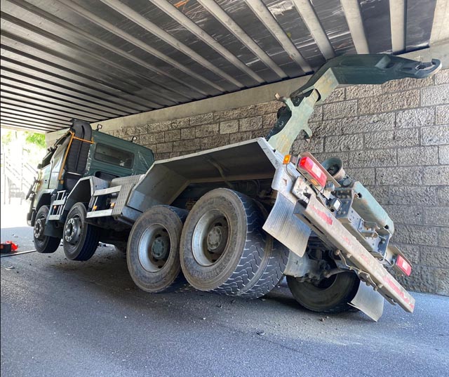 Ein Muldenkipper mit Überhöhe streifte die Tunneldecke. Foto: Polizei BL