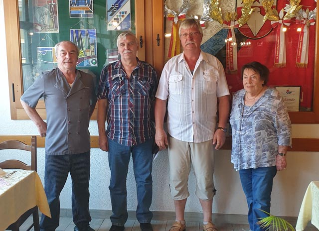 Organisator Turi Eiholzer, der Zweitplatzierte Freddy Portmann (Hornussen), Sieger Thomas Hollinger (Wil) und die Drittplatzierte Irene Grob (Zeiningen) (von links). Foto: zVg