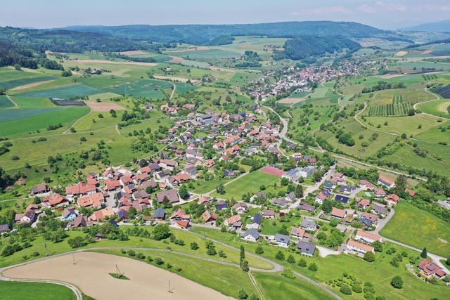 Aus der Luft kaum noch zu trennen: In Wölflinswil (Vordergrund) und Oberhof wird schon seit längerem über eine gemeinsame Zukunft nachgedacht. Foto: Gerry Thönen