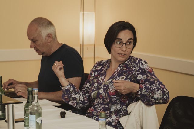 Vorstandsmitglied Anne Reich stellt das geplante Provisorium fürs Roberstenschulhaus vor. Foto: zVg