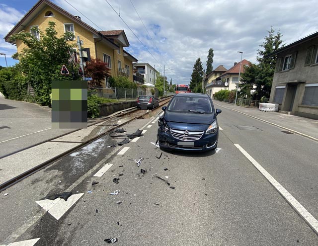 Aufgrund des Aufpralls wurde der Hyundai auf das Bahngleis geschleudert. Foto: Polizei AG