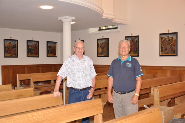 Walter Wicky (links) und Marcel Freiermuth freuen sich über die gelungene Kapellen-Renovation – und die neuen Kirchenbänke. Foto: Jörg Wägli
