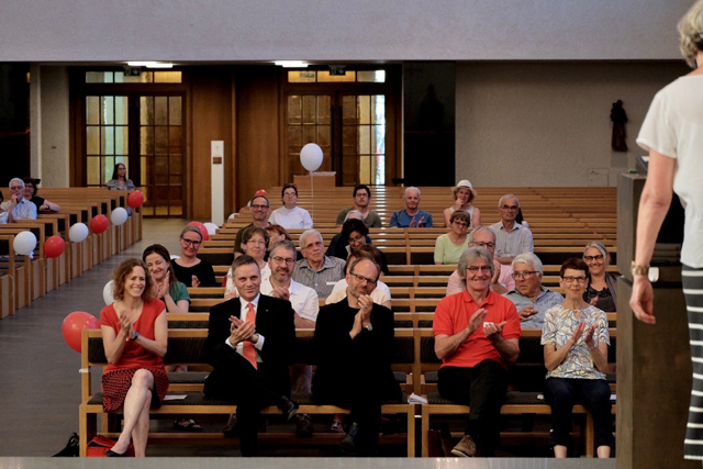 Festakt: Geschäftsleiterin Fabienne Notter, Regierungsrat Jean-Pierre Gallati, Kirchenratspräsident Luc Humbel und Caritas-Aargau-Präsident Beat Niederberger applaudieren nach den persönlichen Worten einer Freiwilligen.  Foto: ©Caritas Aargau