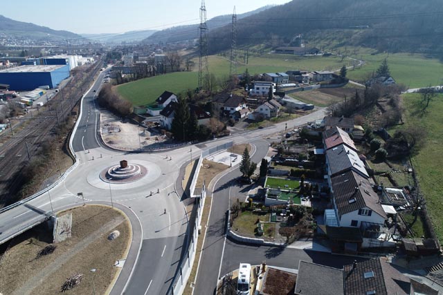 Zwischen dem Kreisel Ramlinsburgerstrasse in Lausen bis Einmündung Kreuzenstrasse in Itingen wird ein Deckbelag eingebaut. Foto: zVg