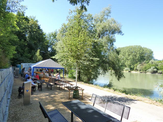 In der grösseren Nische mit Tischen, Bänken und Grillstelle unterhalb der Holzbrücke bewirtete am Samstag der Turnverein die Spazirgänger. Foto: Jörg Wägli