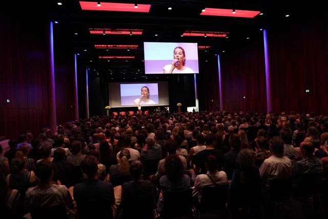 Steff la Cheffe beatboxt mit 700 Lehrpersonen. Foto: zVg