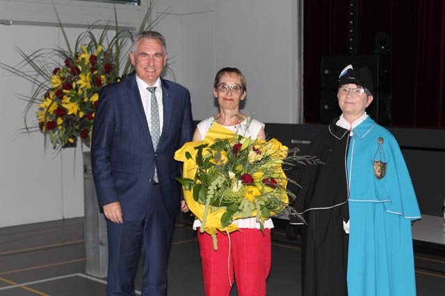 Landammann Alex Hürzeler mit Grossratspräsidentin Elisabeth Burgener Brogli und Staasweibelin Manuela Widmer nach dem offiziellen Teil des Grossratspräsidentinnen-Empfangs. Foto: Sonja Fasler