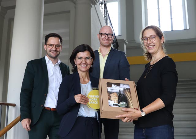 Bild der Übergabe (von links): Michael Zürcher, Martina Zwanenburg, Fabio Blasi und Madlen Witzig. Foto: ksa