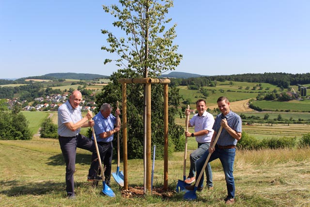 Die Gemeindevertreter Stephan Gemmet und Robert Schmid sowie die Odd Fellows Roland Obrist und Franz Stocker bei der Übergabe der Linde. Foto: Roland Weiss