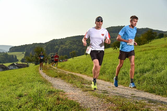 Läufer beim RAIFFEISEN Zeininger Halbmarathon 2021. Foto: zVg