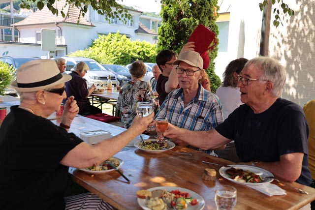 Zum Sommerfest gehört auch das gemütliche Zusammensitzen bei einem feinen Essen. Foto: Barbara Weilenmann