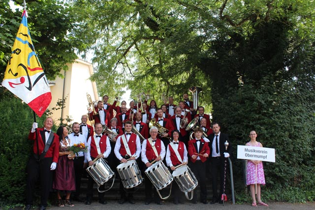 Der Musikverein Obermumpf mit Tambouren und dem neuen Dirigenten Bodo Maier. Foto: zVg