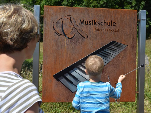 Früh übt sich, wer ein Musiker werden will. Das Bild zeigt eine Installation am Musikweg in Zeiningen. Foto: zVg