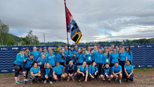 Die vom Wettkampf auf schlammigem Untergrund gezeichneten Aktiven des TV Stein. Foto: zVg