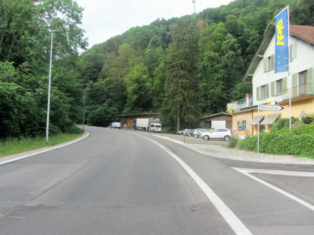 Am Montag und Dienstag, 4. und 5. Juli, werden die ersten Belagsetappen im Bereich vom Volg eingebaut. Foto: zVg