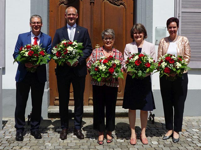 Die vom Landrat gewählten Präsidien- und Vizepräsidien fürs Amtsjahr 2022/23: Peter Hartmann, 2. Vizepräsidenten des Landrats, Pascal Ryf, 1. Vizepräsident des Landrats, Landratspräsidentin Lucia Mikeler Knaack, Regierungspräsidentin Kathrin Schweizer, Monica Gschwind, Vizepräsidentin des Regierungsrats. Foto: zVg  