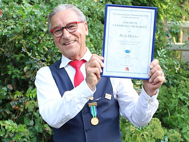 Beda Hohler it Urkunde und Verdienstmedaille. Foto: zVg